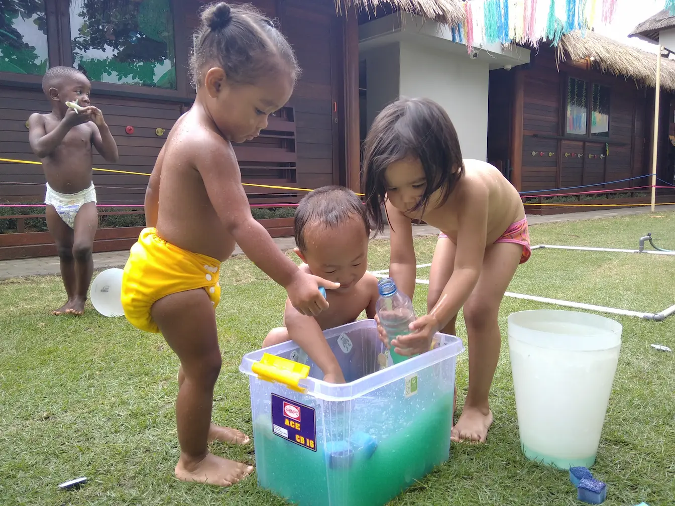 babies-playing-with-water-at-UKC
